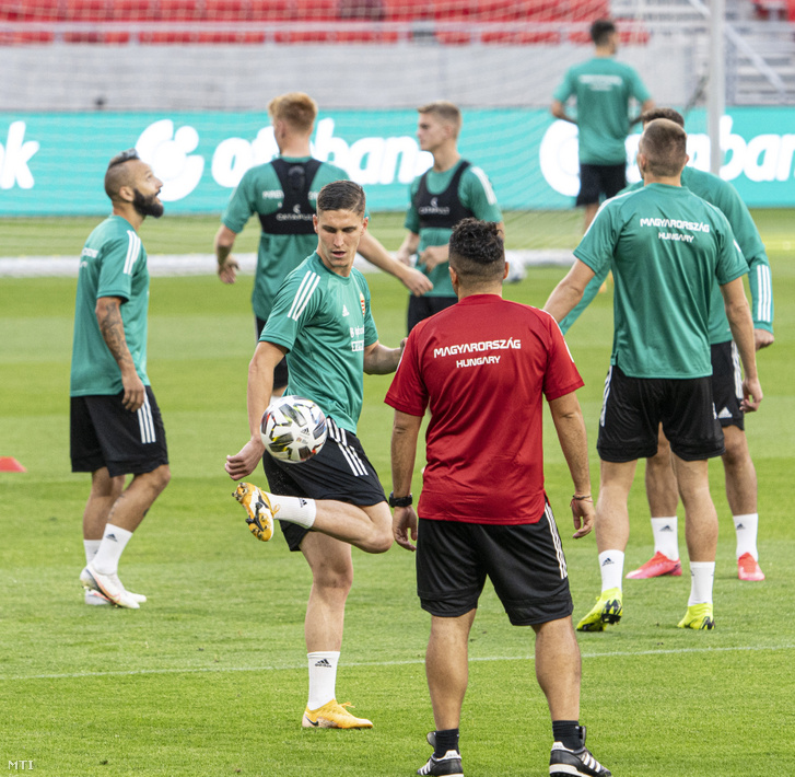 Sallai Roland támadó játékos (k) a magyar labdarúgó-válogatott edzésén a Puskás Arénában 2020. szeptember 5-én a Nemzetek Ligája másnapi Magyarország-Oroszország mérkőzése előtt.