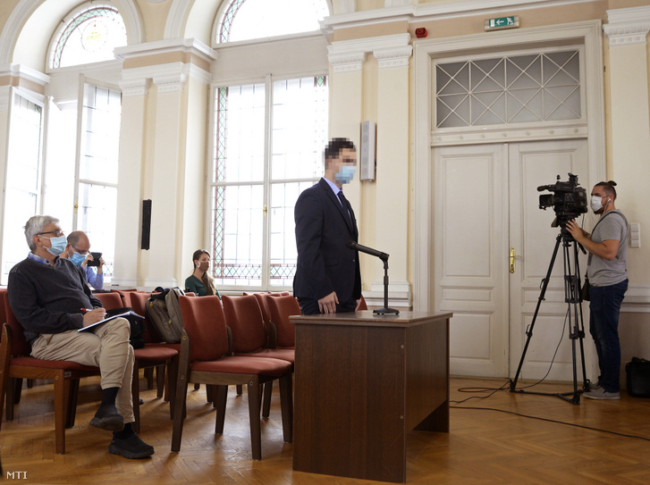 H. A. Cs. az ellene előre kitervelten közfeladatot ellátó személy sérelmére elkövetett emberölés kísérlete miatt indult büntetőper előkészítő ülésén a Győri Törvényszéken 2020. szeptember 7-én.