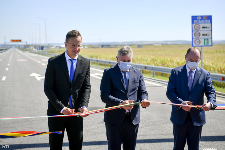 Szijjártó Péter külgazdasági és külügyminiszter, Lucian Nicolae Bode román közlekedésért, infrastruktúráért és kommunikációért felelős miniszter és Bogdan Lucian Aurescu román külügyminiszter (b-j) átadja az M4 autópálya Berettyóújfalu és Nagykereki közötti szakaszát, valamint a Nagykereki-Bors II. autópálya-határátkelőhelyet Nagykereki határában 2020. szeptember 4-én