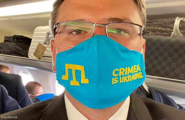 Dmitro Kuleba, Ukrajna külügyminisztere „a Krím Ukrajna” feliratú maszkban