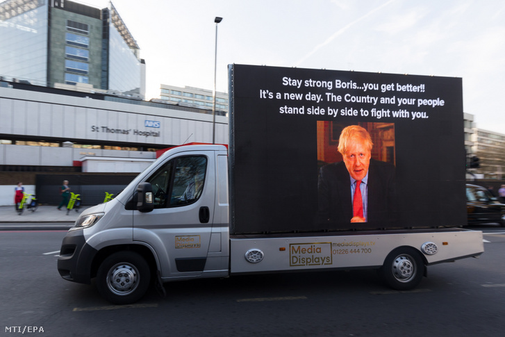 Boris Johnson brit miniszterelnököt támogató üzenet egy kisteherautó oldalán a londoni St. Thomas' Kórház előtt 2020. április 7-én.