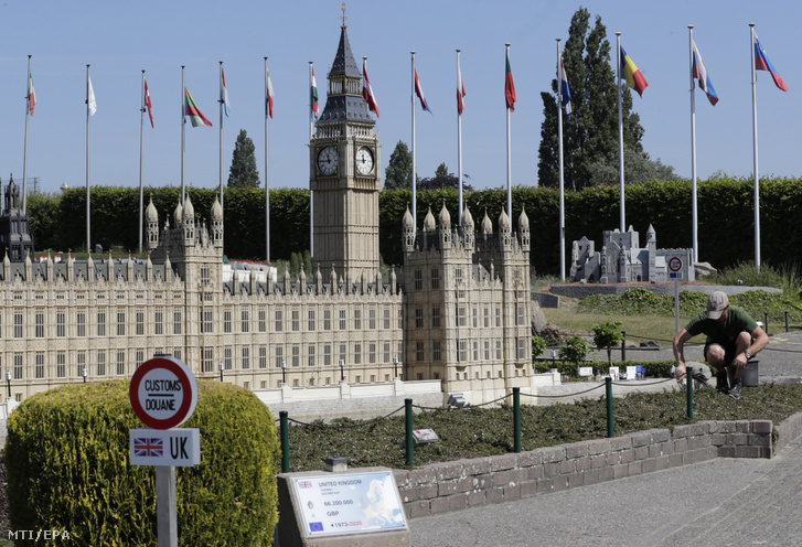 Az Európai Unió és Nagy-Britannia határát jelző tábla a brüsszeli Mini Európa szabadtéri makettpark területén
