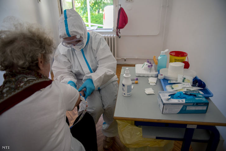 Vért vesznek a koronavírus-fertőzöttség megállapítására szolgáló szűrésekre kijelölt rendelőben a Pécsi Tudományegyetemen 2020. május 7-én.