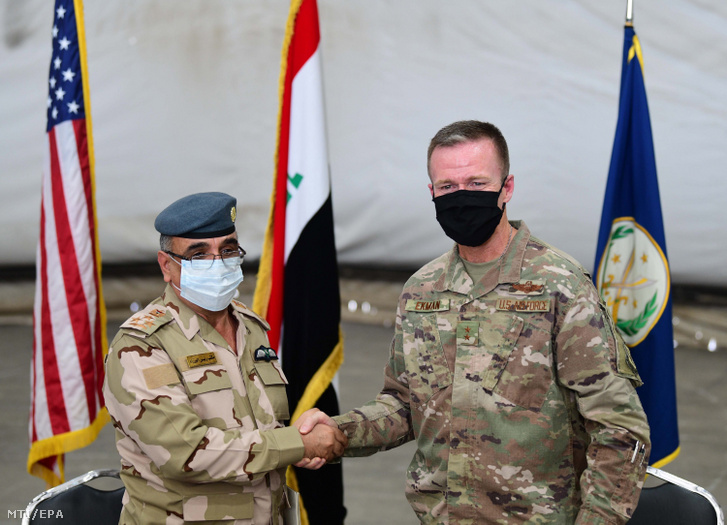 Szalah Abdalláh iraki dandártábornok (b) és Kenneth P. Ekman amerikai tábornok az amerikai vezetésû összfegyvernemi harci kötelék Inherent Resolve fedõnevû hadmûveletének helyettes parancsnoka a tadzsi támaszponton 2020. augusztus 23-án rendezett ünnepségen amelynek keretében az Egyesült Államok átadja az eddig fõleg az iraki katonák kiképzésére használt támaszpontot az iraki hadseregnek.