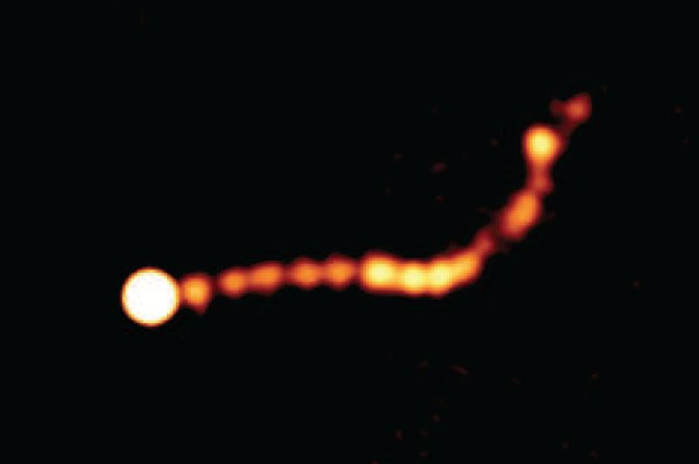 A PKS 0637-752 katalógusjelű kvazár centrumából kiinduló, körülbelül kétmillió fényév hosszúságú kifúvásnak az ausztráliai ATCA antennarendszerrel előállított új képe. A jet szerkezete meglepő hasonlóságot mutat a sugárhajtóművek utánégetőinek fáklyáiban megfigyelhető periodikus lökéshullám-mintázatokkal.