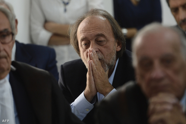 Bernardo De Bernardinis hallgatja az ellene és hat olasz tudós ellen felhozott vádakat a bíróságon. A férfi az olasz polgári védelem vezetője volt 2009-ben.