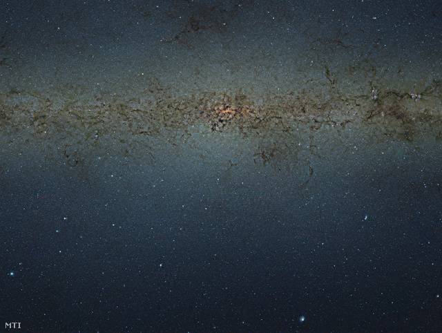 Az Európai Déli Obszervatórium az ESO által közreadott a VISTA (Visible and Infrared Survey Telescope for Astronomy) infravörös teleszkóppal készített kép a Tejút középső részeiről. Az eredeti kép 9 gigapixeles