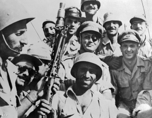 Moshe Dayan tábornok, izralei katonákkal az invázió előtt