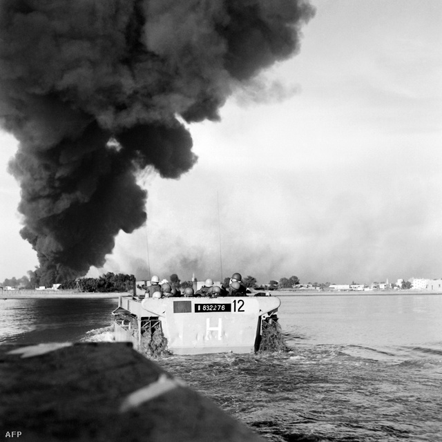 Angol-francia csapatok szállnak partra Port Szaid mellett.