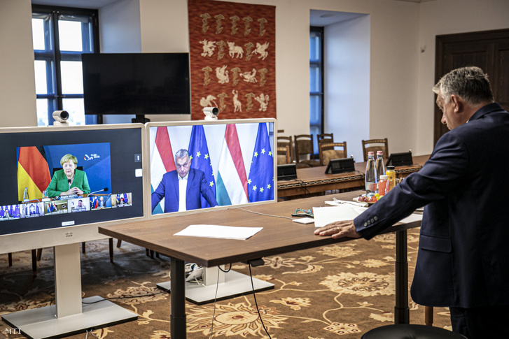 Orbán Viktor kormányfő a soron következő uniós csúcstalálkozót előkészítő megbeszélést folytat Charles Michellel, az Európai Tanács elnökével, Angela Merkel német kancellárral, a ciprusi elnökkel, valamint az olasz, a szlovén, az észt és a luxemburgi miniszterelnökkel a karmelita kolostorban, videókonferencia keretében 2020. szeptember 9-én
