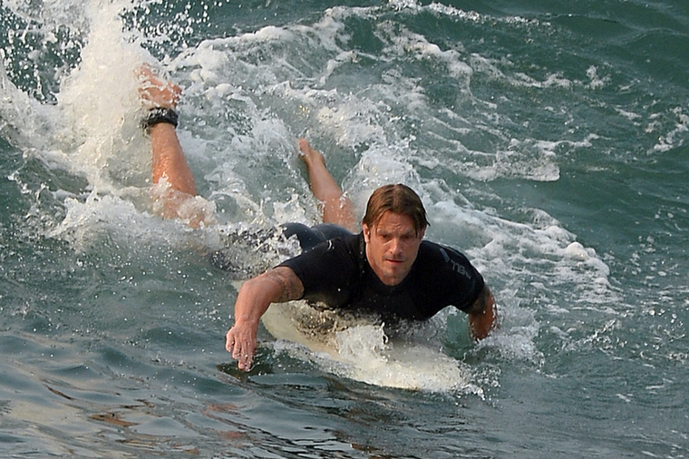 A negyvenéves színész a minap Malibu partjaihoz utazott, ahol megmutatta, milyen remekül is tud szörfözni.