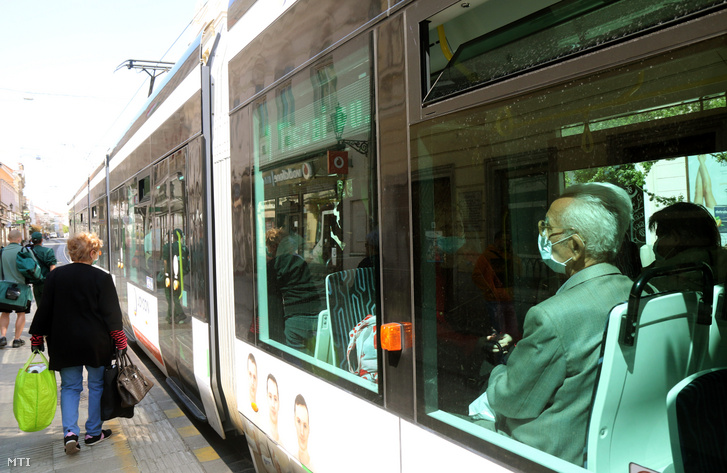 Utasok védőmaszkban utaznak egy miskolci villamoson