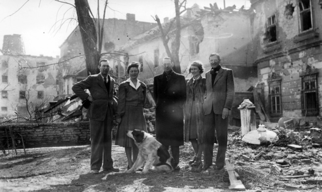 1945, a Budai Várban fotózkodik Carl Lutz (középen), a háttérben még erősen fellelhetőek a második világháború maradványai.