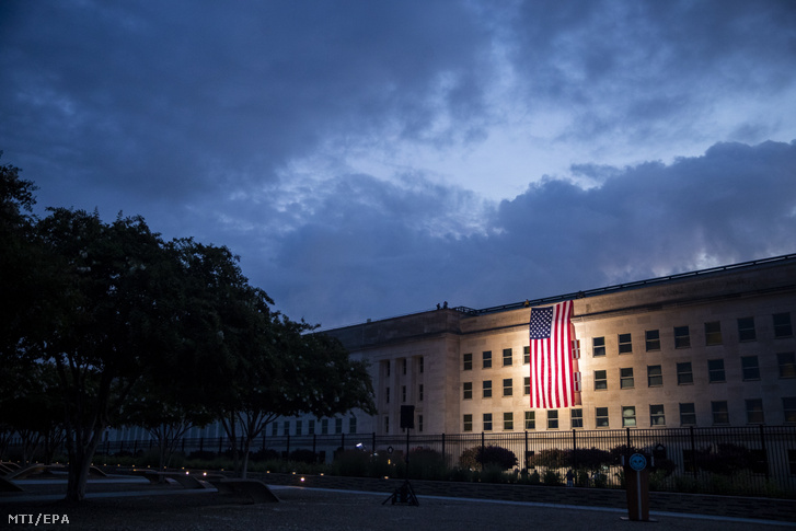 Az amerikai zászló a Pentagon épületének homlokzatán Arlingtonban 2020. szeptember 11-én hajnalban, az Egyesült Államok elleni 2001. szeptember 11-i repülőgépes terrortámadások 19. évfordulóján.