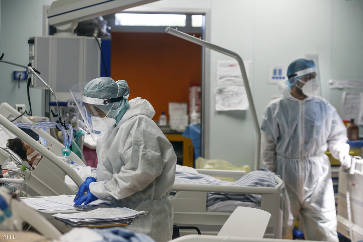 Védőöltözéket viselő egészségügyi dolgozók a római Casal Palocco negyed kórházának koronavírussal fertőzött betegeket ápoló intenzív osztályán 2020. szeptember 3-án