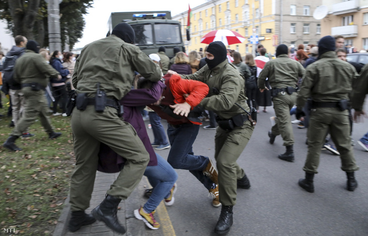 Marija Kalesznyikavát, a fehéroroszországi ellenzéki Koordinációs Tanács tagját támogató tüntetőket vesznek őrizetbe rendőrök Minszkben 2020. szeptember 8-án