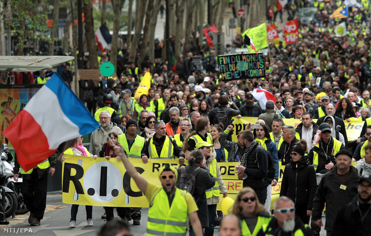A francia kormány szociális és adópolitikája ellen tiltakozó sárgamellényesek párizsi tüntetésükön 2019. április 27-én