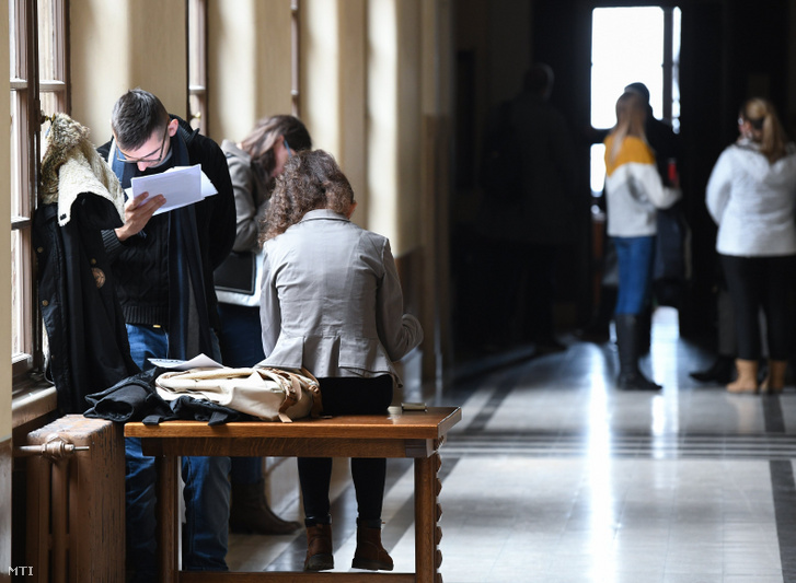 Diákok tanulnak a Debreceni Egyetem díszudvari folyosóján