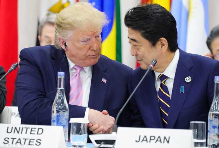 Donald Trumpamerikai elnök és Shinzo Abe japán miniszterelnök a G20 tagországainak találkozóján 2019-ben