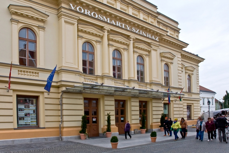 Teljes szeptemberi műsorát elhalasztja a koronavírus miatt a székesfehérvári Vörösmarty Színház
