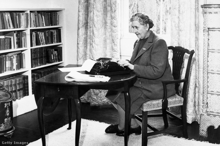 Agatha Christie ír az otthonában, Devonban 1946. januárjában