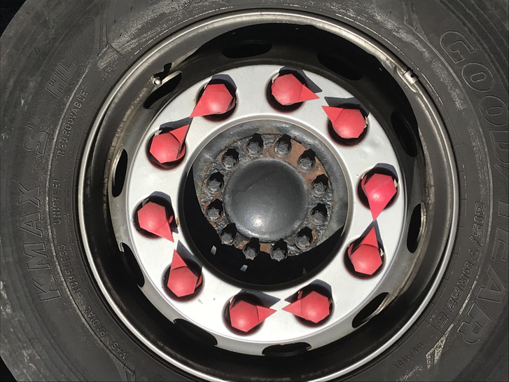 Red loose wheel nut indicators arranged point-to-point on a Scan