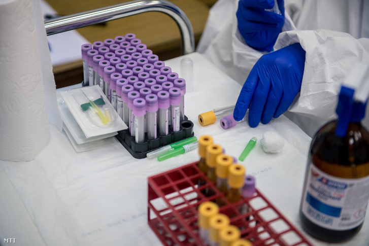 Mintavételhez használt kémcsövek a koronavírus-szűrések elvégzésre kijelölt rendelőben a Mohácsi Kórházban 2020. május 12-én.
