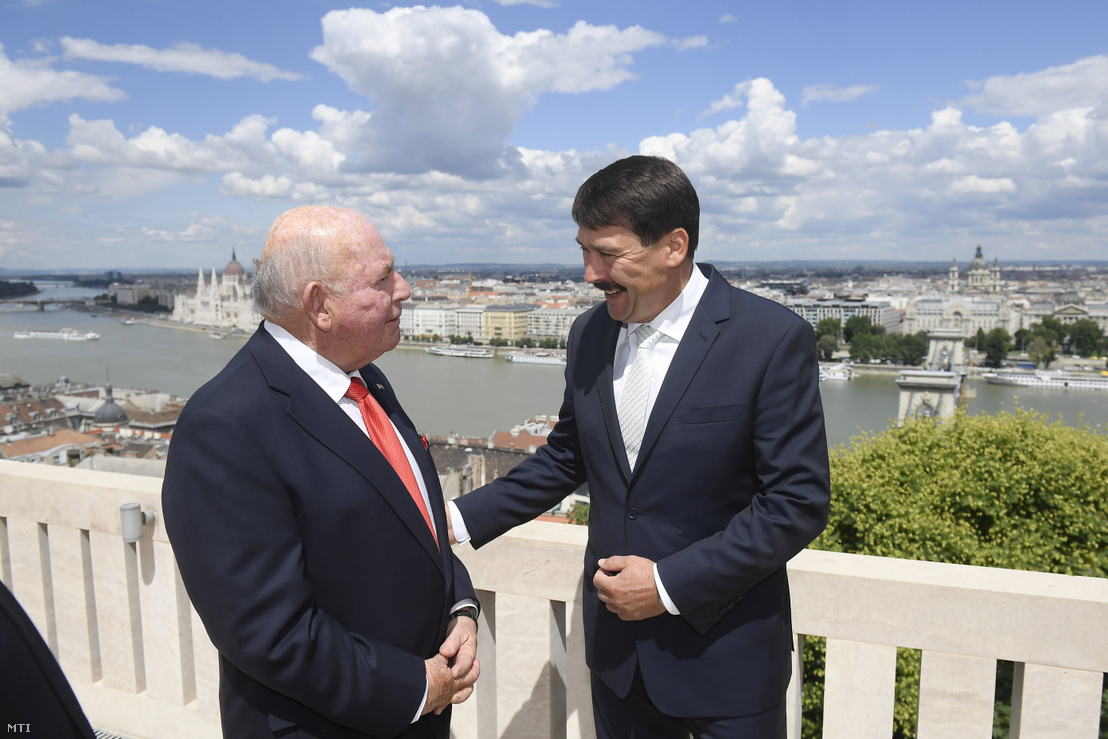 Áder János köztársasági elnök (j) és David B. Cornstein az Amerikai Egyesült Államok új budapesti nagykövete beszélget a diplomata megbízólevelének átadása után a Sándor-palota teraszán 2018. június 25-én.