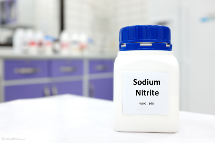 Egy üveg nátrium-nitrit tartósítószer kémiai vegyület