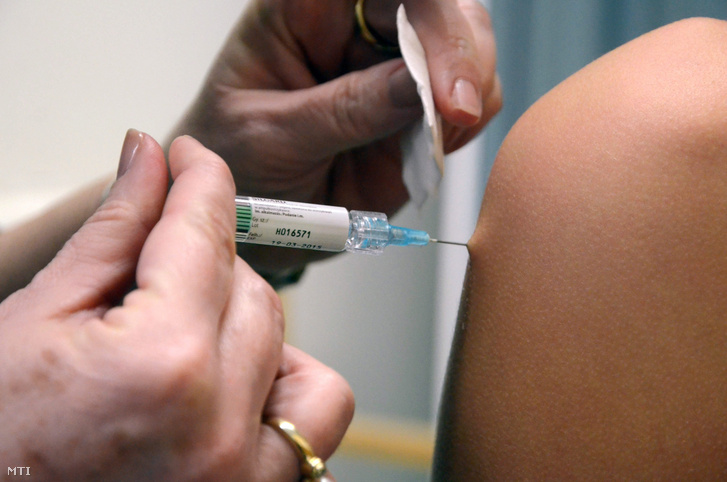 HPV elleni védőoltást adnak be egy lánynak a szolnoki Kőrösi Csoma Sándor Általános Iskolában 2013. február 11-én