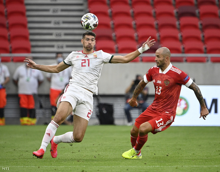 Bese Barnabás (b) és az orosz Fedor Kudrjasov a labdarúgó Nemzetek Ligája csoportkörének második fordulójában játszott Magyarország – Oroszország mérkőzésen a Puskás Arénában 2020. szeptember 6-án.