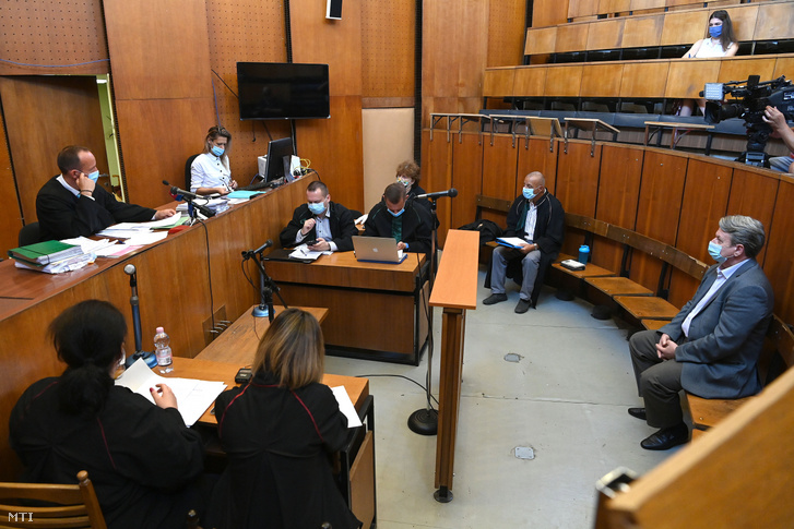 Bírósági per maszkban a Budapest Környéki Törvényszék tárgyalótermében 2020. szeptember 16-án