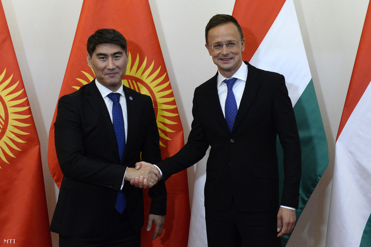 Szijjártó Péter külgazdasági és külügyminiszter (j) fogadja hivatalában Csingiz Ajdarbekov kirgiz külügyminisztert 2020. szeptember 17-én.