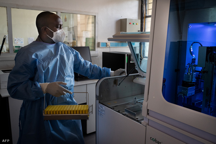 Technikus 2020. július 11-én a Ruandai Orvosbiológiai Központban (RBC), amely országos szinten napi 2000 és 5000 közötti vizsgálatot végez.