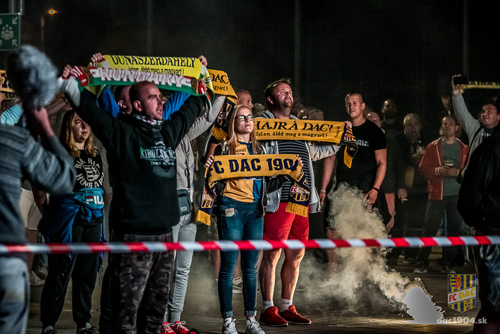 DAC-szurkolók a stadionon kívül a dunaszerdahelyi csapat 2020. szeptember 17-i Európa Liga-meccsén