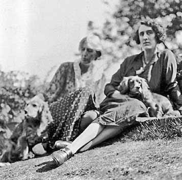 Virginia Woolf lábánál Pinkával