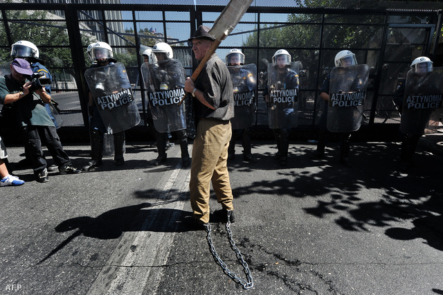 A görög kormány által bejelentett 11,5 milliárd eurós megszorító csomag intézkedései ellen demonstráló tüntető Athénban.