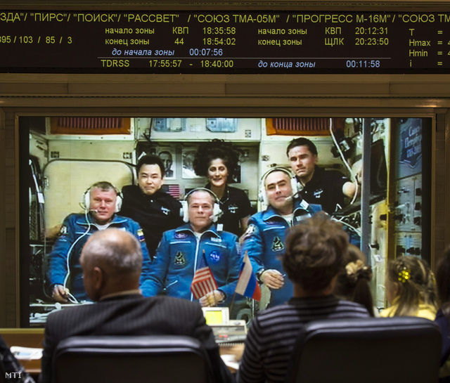 A Szojuz TMA-06M orosz űrhajóval a Föld körül keringő Nemzetközi Űrállomásra újonnan érkezett Oleg Novickij orosz parancsnok, Kevin Ford amerikai űrhajós és Jevgenyij Tarelkin orosz fedélzeti mérnök (első sor, b-j), míg mögöttük Hoside Aki japán, Sunita Williams amerikai és Jurij Malencsenko orosz űrhajós (b-j) látható a korolevi irányítóközpont kivetítőjén.