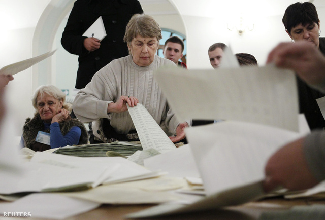 Szavazatszámlálók összesítik a szavazatokat Kijevben