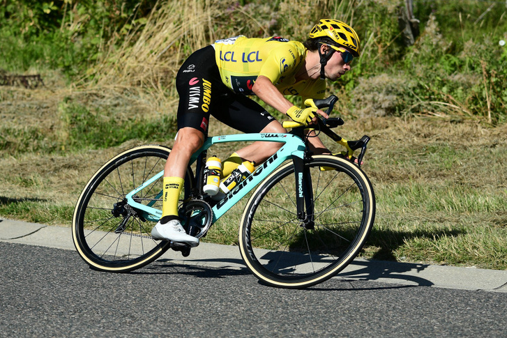 Primož Roglič (még) sárga trikóban a Tour de France-on egy Bianchi Oltre XR4 nyergében