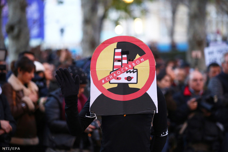 Transzparenst viselő résztvevő a globális felmelegedés elleni nemzetközi fellépést sürgető demonstráción az ENSZ éghajlatváltozási keretegyezménye 25. éves ülésének (COP25) idején Madridban 2019. december 6-án