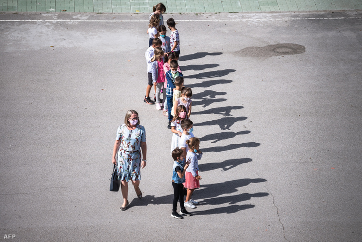 Szerbiai iskolások és tanáruk arcmaszkban a tanítás első napján 2020. szeptember 1-jén