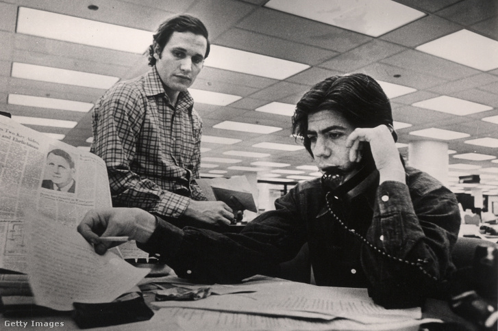 Bob Woodward (balra) és Carl Bernstein a Washington Post irodájában 1973. április 29-én