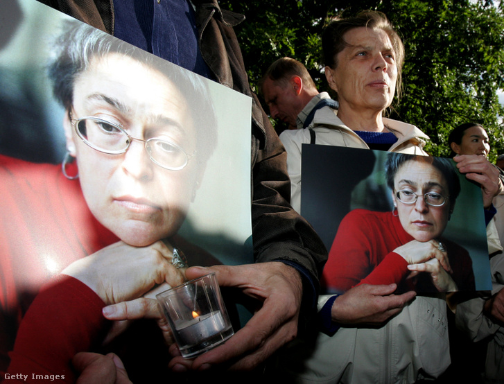 Gyászolók Anna Politovszkaja 49. születésnapján 2007. augsztus 30-án, az újságírót 2006. október 7-én meggyilkolták Moszkvában