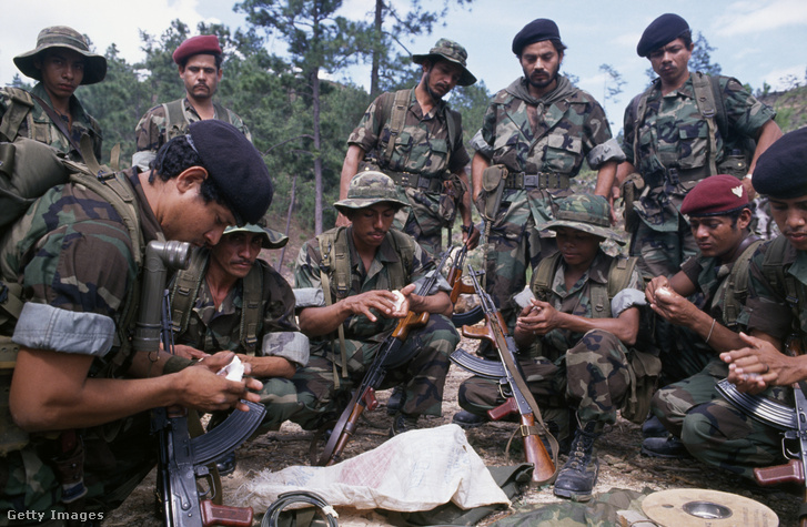Nikaraguai kontrák a táborukban 1988-ban