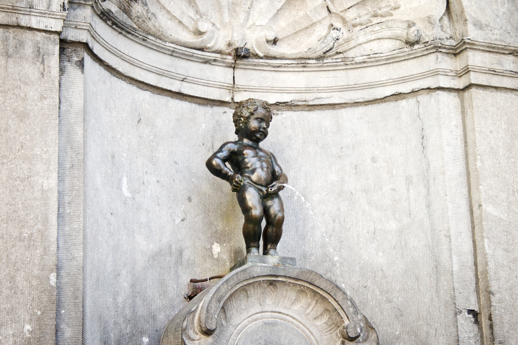Melyik városban látható a híres Pisilő kisfiú szobor, a Manneken Pis?