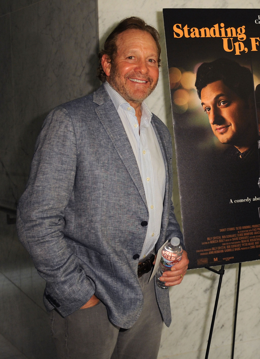Steve Guttenberg ugyanolyan mosolygós, mint fiatalkorában.