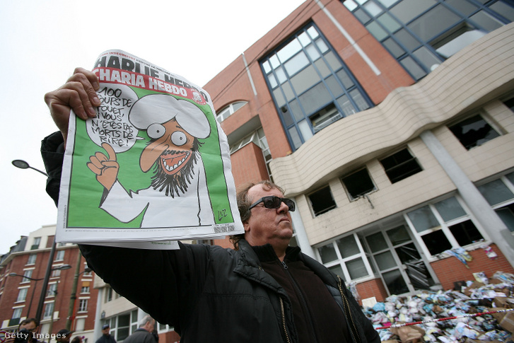 Egy ember, kezében a Charlie Hebdo Mohamed próféta karikatúrával megjelenő lapszámával 2011. november 2-án Párizsban