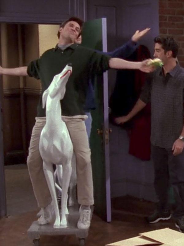 Joey és Chandler fehér kutyaszobra melyik színészé a valóságban?