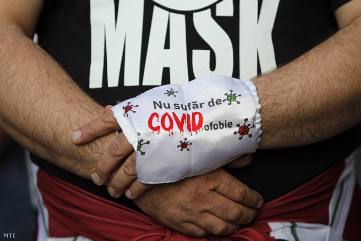 Nem szenvedek Covid-ofóbiában jelentésű feliratot visel egy résztvevő a koronavírus-járvány miatt bevezetett korlátozó intézkedések elleni bukaresti tüntetésen 2020. szeptember 19-én.